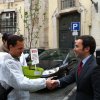 Nuno Sequeira, presidente da Quercus, oferece simbolicamente um amieiro ao Ministro do Ambiente