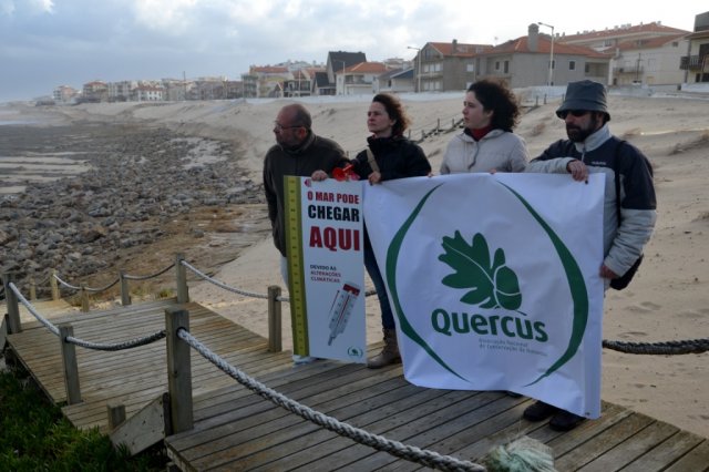 2014, Fevereiro - Quercus faz soar o alarme pelo clima simultaneamente em seis locais da costa portuguesa, alertando para subida do mar (Praia de Pedrógão na imagem)