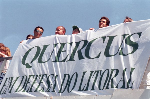 1997, Julho - A Quercus lança a campanha «Em Defesa do Litoral», com uma acção em Tróia. © Luís Galrão/QUERCUS