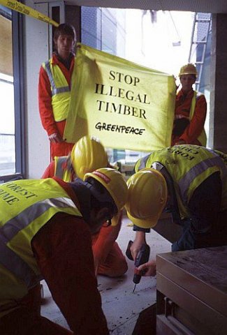 2004, Junho - Quercus participa numa acção do Greenpeace, em Bruxelas, contra a importação de madeira exótica ilegal. © Luís Galrão/QUERCUS