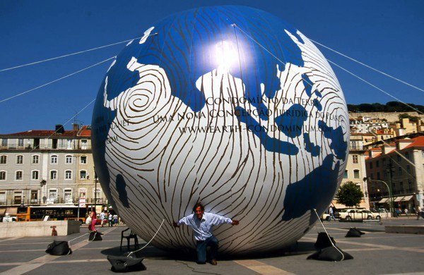 2007, Junho - No Dia Mundial do Ambiente, a QUERCUS apresentou o livro “O CONDOMÍNIO DA TERRA – Das Alterações Climáticas a uma Nova Concepção Jurídica do Planeta”, da autoria de Paulo Magalhães. A acção teve lugar na Praça da Figueira em Lisboa, ond