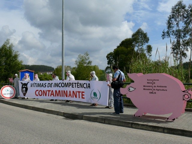 2010, Abril - Protesto contra a contínua descarga de efluentes suinícolas na Ribeira dos Milagres © Paulo Lucas/QUERCUS