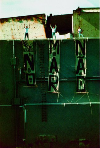 1988, Outubro - Activistas da Quercus ocupam o navio Reijin encalhado junto à Praia da Madalena (Porto) em protesto contra a pretensão de o afundar cheio de automóveis. © QUERCUS