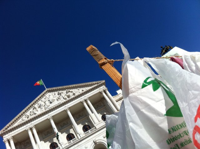 2014, Julho - Quercus e Associação Portuguesa de Lixo Marinho erguem estendal com 466 sacos de plástico descartáveis junto à Assembleia da República, simbolizando consumo médio anual de cada português